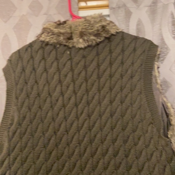 Like new barely worn faux fur and sweater back vest - Picture 4 of 4